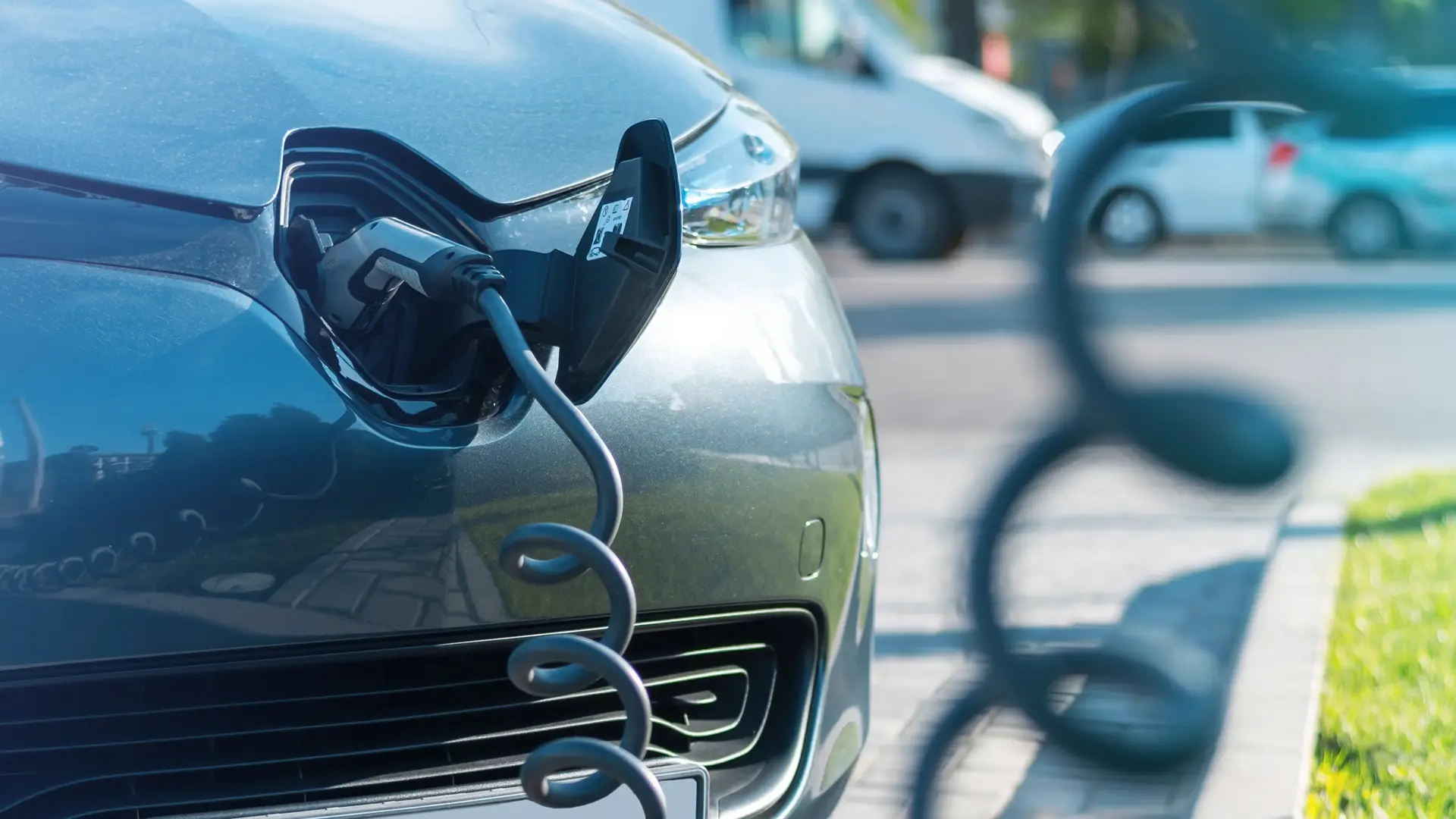 Auto Elettrica Collegata A Colonnina Di Ricarica