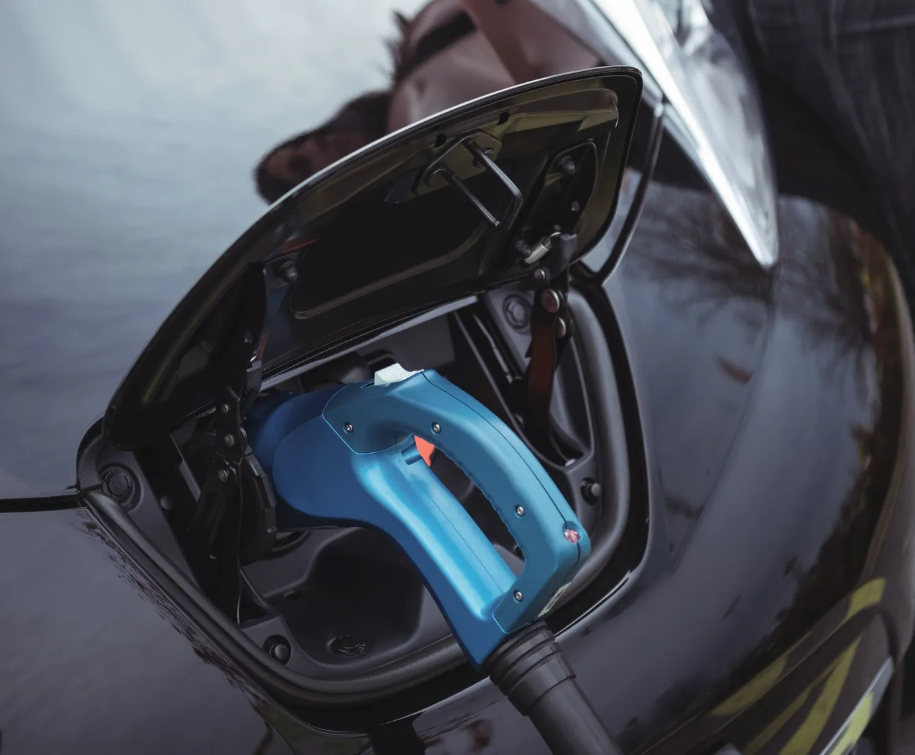 Dettaglio Di Auto Elettrica In Carica