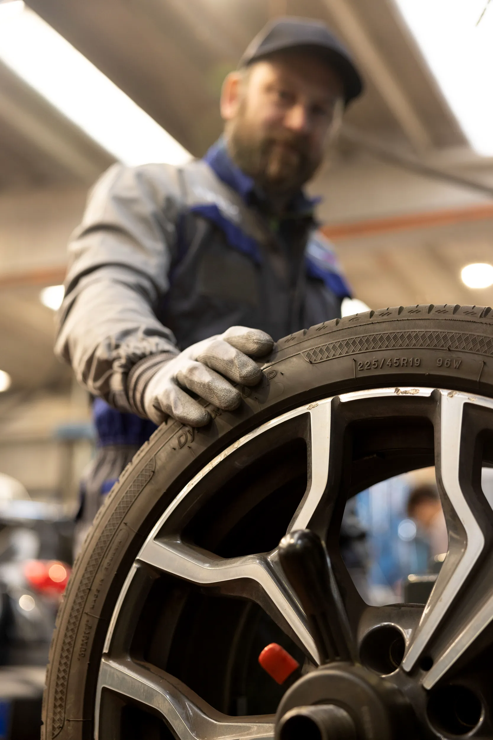 Gommista Controlla Pneumatico Per Auto