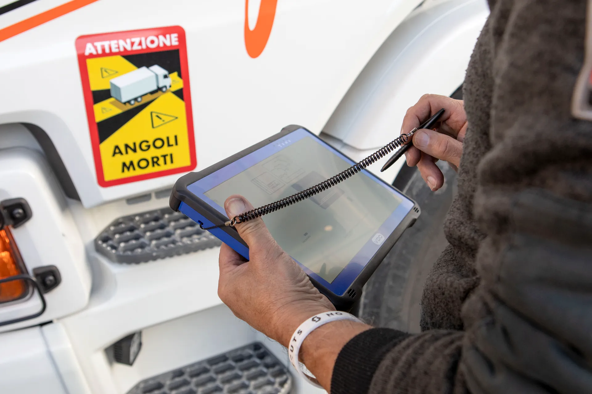 Tecnico Effettua Test Su Mezzo Industriale