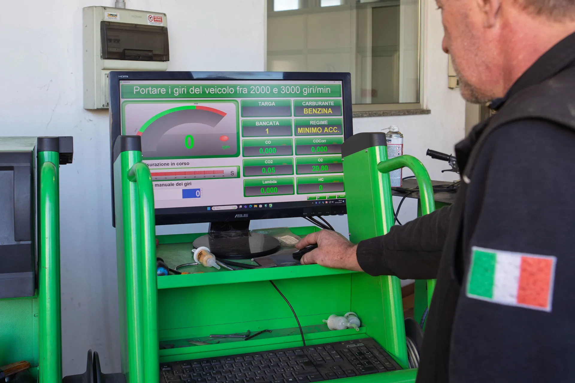 Teecnico Al Lavoro Su Diagnostica Per Tagliando Auto